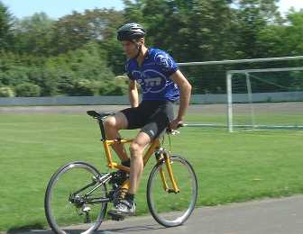 Markus Riese,
        Weltrekord im Rückwärtsradfahren (JPG, 12 kB)
