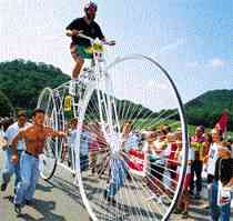 the largest bicycle (JPG, 7 kB)